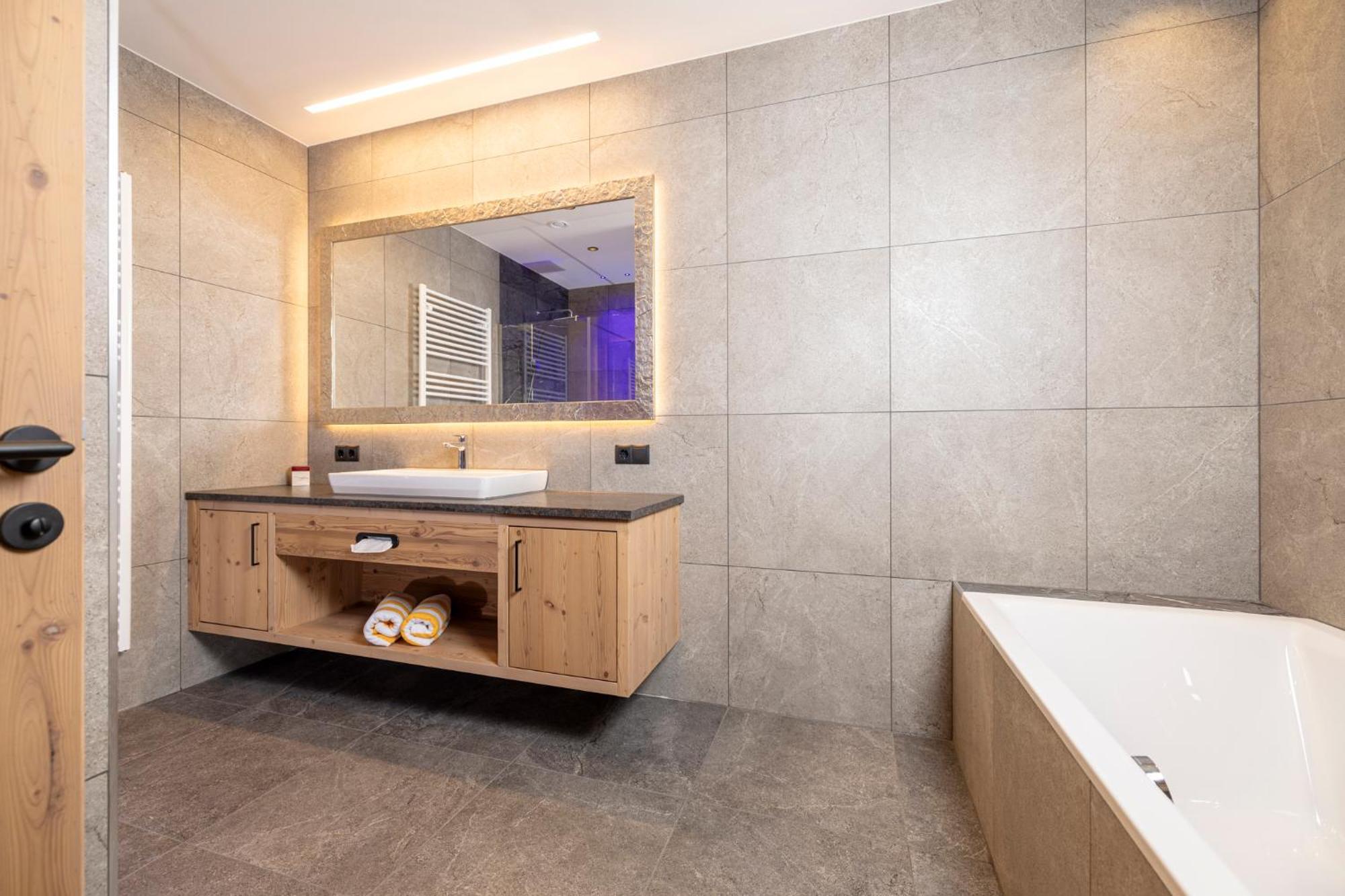 טוקס Thermal-Badhotel Kirchler מראה חיצוני תמונה